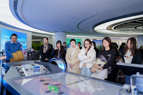 研学团到访西安比亚迪汽车工厂，了解国家前沿科技发展