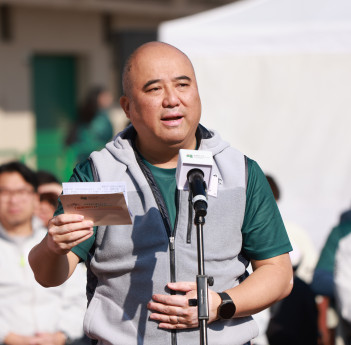 Professor Terence Chan Ho‑wah conveys condolences to residents affected by recent incidents in Tai Po