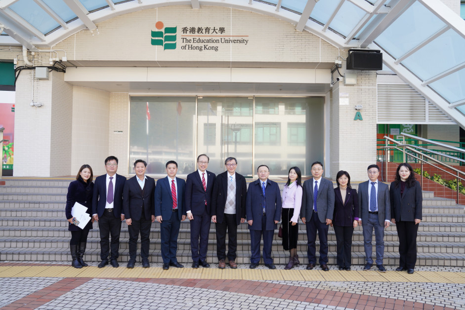 华中师大党委书记夏立新教授（右六）率领的代表团到访，获教大校长李子建教授（左六）及大学管理层及教职员热烈欢迎