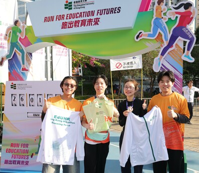 Student runners show off the souvenirs they receive from EdUHK