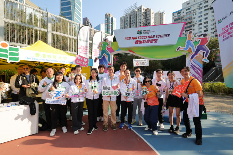 EdUHK President Professor John Lee Chi-Kin (front row, third right) leads senior management, faculty and students to cheer on the runners