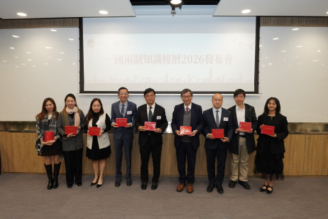 何博士及李教授与香港区家长教师会联会合影