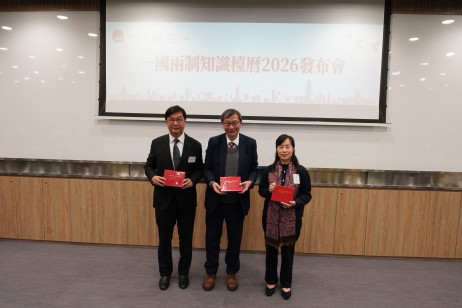 何博士及李教授与教大副校长（学术）郑美红教授合影