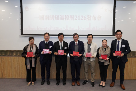 何博士及李教授与香港岛校长联会代表合影