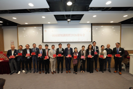 何博士、李教授、教大副校长(学术)郑美红教授及学校协作及体验总监甘伟强博士与校长会和家长教师会代表合影