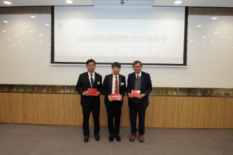 何博士和李教授与九龙地域校长联会代表合影