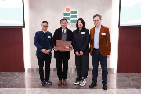 李子建教授向王海濤先生頒贈紀念品