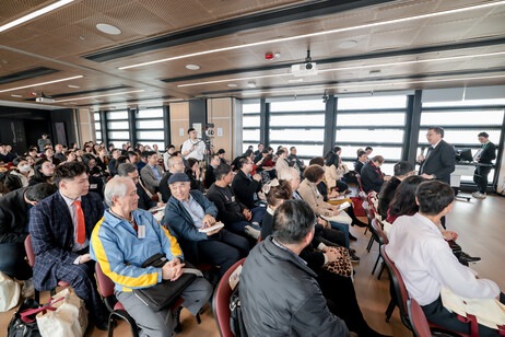 在對談和問題環節，觀眾積極提問。李子建教授以「ABC」作結，提醒教師善用AI，做好學校的Branding，並重視Creativity，積極創新