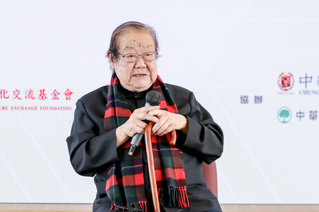 金耀基教授致辭指，從事教育的人必須有根本的價值觀，糾正社會歪風，讓社會走向好的方向，而科學是讓我們理解世界的最主要基礎