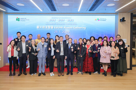 EdUHK President Professor John Lee Chi-Kin and senior management members thank the alumni association representatives and alumni guests for their support 
