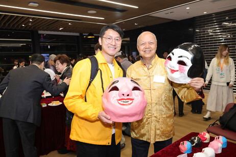 Alumnus and renowned bamboo craft master Mr Chan Lai-cheung demonstrates the traditional art of making the “Big-headed Buddha” figure