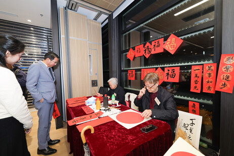 Grantham College of Education Past Students' Association Chairman Mr Lee Park-keong (right) together with alumna and experienced visual arts teacher Ms Yeung Yau-lin (left) presents Chinese calligraphy live