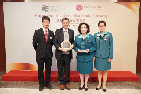 教大與女童軍藉互相致送紀念品，鞏固雙方的合作夥伴關係