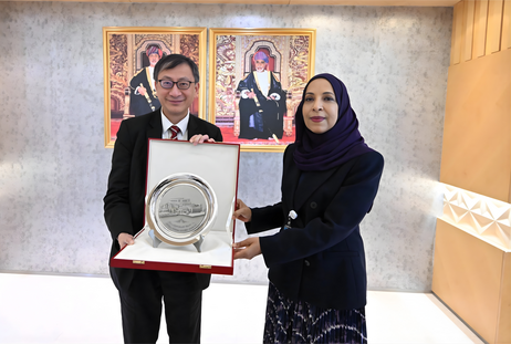 李子建教授（左）與阿曼教育部長Madiha bint Ahmed bin Nassir Al Shaibaniyah閣下（右）會晤