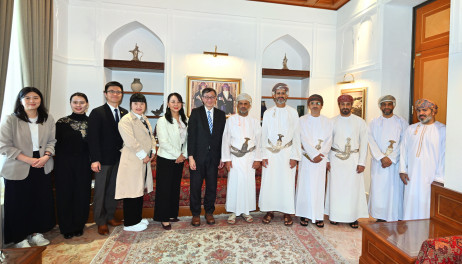 教大代表团与苏丹卡布斯大学代表举行会谈