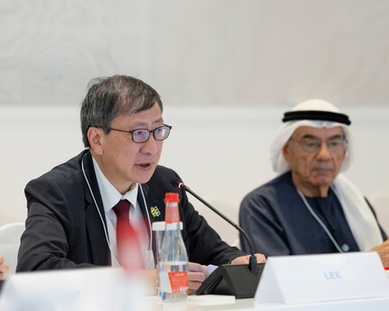 李子建教授（左）在全球大学圆桌会议上发言