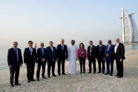 李子建教授（右四）与经济会议与会者合影