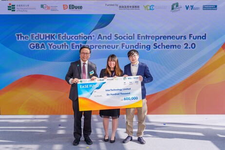 Mr Eric Chan Sui-wai (left), the Guest of Honor and Commissioner for Youth of the Home and Youth Affairs Bureau, presents cheques to the winning teams