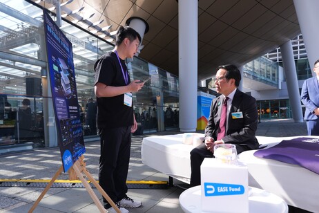 Mr Eric Chan Sui-wai, the Guest of Honor and Commissioner for Youth of the Home and Youth Affairs Bureau, experiences the AI mattress by Dream Pro Bed Limited (EASE Fund winning team), and learns about its advanced sleeping technology