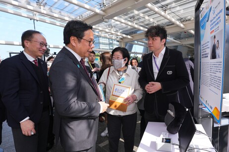 Triple Zone Technology & Solutions Limited (EASE Fund winning team) demonstrates their smart pillow to the guests