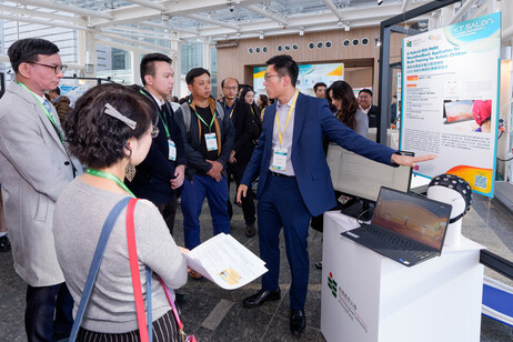 Dr Michael Yeung Kin-chung, Assistant Professor of EdUHK, introduces an advanced brain training method for autistic children to industry partners