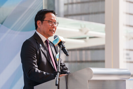 Mr Eric Chan Sui-wai, the Guest of Honour and Commissioner for Youth of the Home and Youth Affairs Bureau, delivers a congratulatory speech at the event.