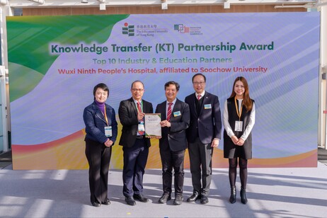 Prof Ken Yung (middle), the Associate Vice President (Knowledge Transfer and Sustainability) of EdUHK, presents the KT Partnership Award certificate to the representative of the awarded organisation