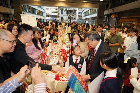 King's College Old Boys' Association Primary School No.2 arranges for students to learn how to run a stall and sell Lunar New Year products 