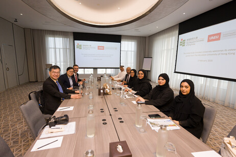 The academic staff of EdUHK and UAEU hold a meeting to explore academic collaboration. 