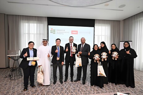 EdUHK delegation presents souvenirs to representatives of UAEU