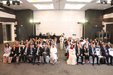 Group photo of Professor John Lee Chi-Kin at the “Phoenix Go Global · Global Development Forum”