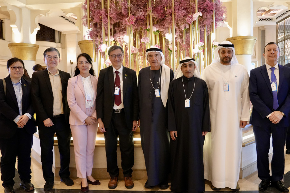 Group photo between EdUHK delegation and representatives of UAEU