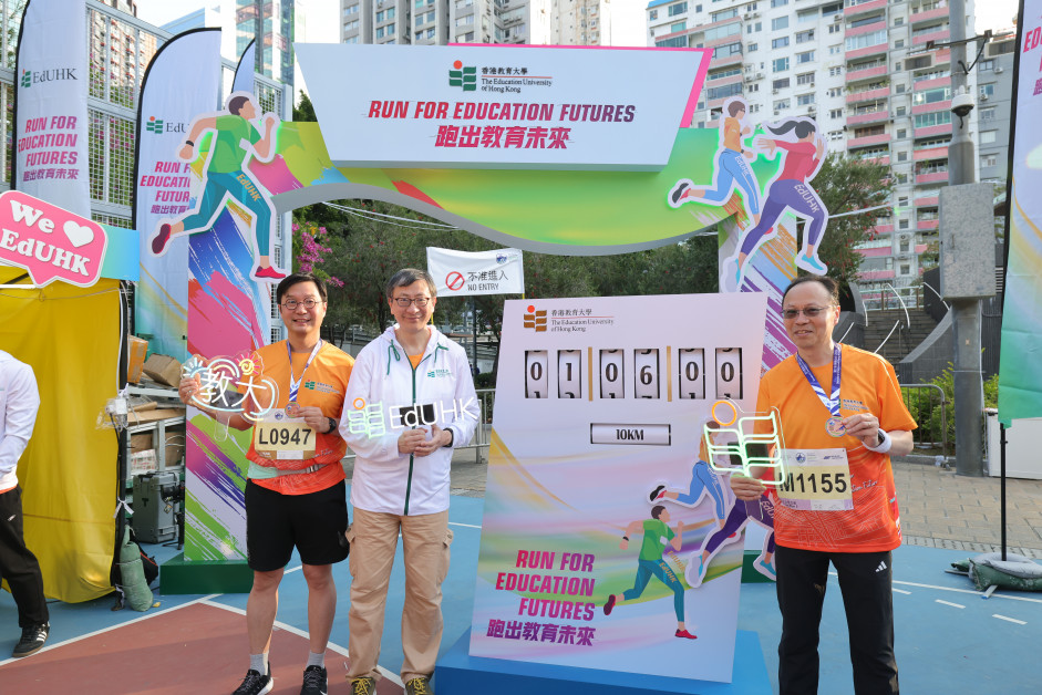 Marathon runners EdUHK Council member Dr Henry Ho Kin-chung (left) and Vice President (Administration) Dr Tom Fong (right), with EdUHK President Professor John Lee Chi-Kin (middle)  
