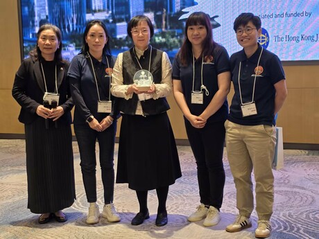 Ms Yang Jun (middle), the Director of the Nanshan District Education Bureau delivers opening speech, and JC InnoPower Education Fellow and school leaders present souvenirs