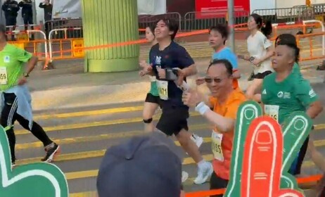 參與十公里賽的副校長（行政）方永豪博士，向教大打氣隊打招呼 