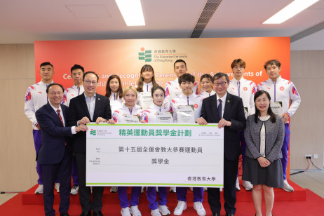President Professor John Lee Chi-Kin, Vice President (Academic) Professor May Cheng, Vice President (Research and Development) Professor Chetwyn Chan, Vice President (Administration) Dr Tom Fong present scholarships to elite athletes