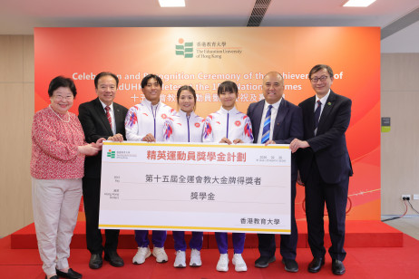 Council Chairman Dr David Wong Yau kar (2nd left), Vice Chairman Professor Terence Chan Ho-wah (2nd right), Treasurer Ms Imma Ling Kit-sum (1st left) and President Professor John Lee Chi-Kin (1st right) present scholarships to the three National Games go