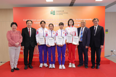 Council Chairman Dr David Wong Yau kar (2nd left), Vice Chairman Professor Terence Chan Ho-wah (2nd right), Treasurer Ms Imma Ling Kit-sum (1st left) and President Professor John Lee Chi-Kin (1st right) present certificates of achievement to the three Nat
