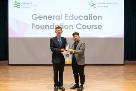 教大通識教育總監姜鐘赫博士（右）向外交學院外交學與外事管理系副主任樊超教授（左）致送紀念品