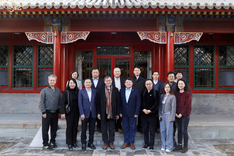 以李子建校长为首的港教大代表团，在奥园集团党委书记、广东梓材教育投资集团创始人郭梓宁博士（左三），以及香港大湾区教育资源中心主席陈祺兴博士（左一）的陪同下，参观北京大学校园，并受到北大党委常委、副校长兼总务长董志勇教授（前右四）及多位学院领导的接待