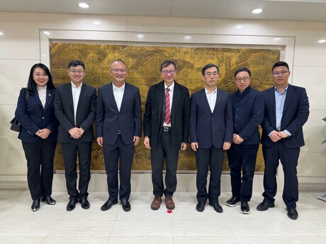 教大代表团3月12日拜访教育部，与教师工作司司长俞伟跃先生（左三）、联合国教科文组织全委会秘书处秘书长秦昌威先生（右三）、国际合作与交流司副司长赵磊先生（左二），及港澳台办公室副主任舒刚波先生等进行深入会谈