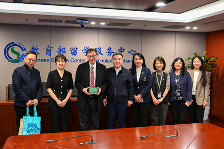 教大代表团到访教育部留学服务中心，与中心主任王大泉(左四)和副主任杨淩（左二）率领的团队，进行了深入务实的交流