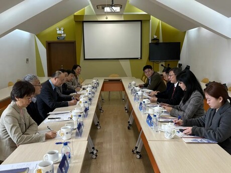 教大代表团与复旦大学团队举行会谈，围绕开展教育合作、推进学术与科研交流等议题展开深入交流