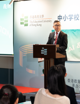 Professor Xu Guandong, Assistant Vice President (Artificial Intelligence and Education Innovation) at EdUHK, delivers the welcome address