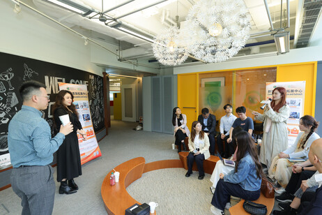 Student entrepreneurs engage with the guests through the networking session