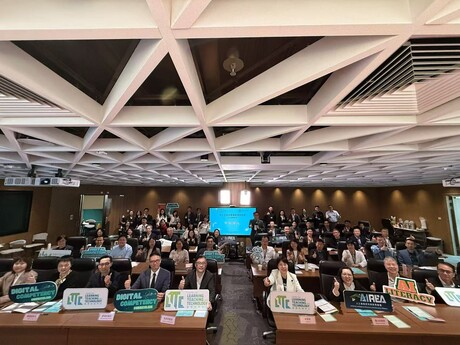 教大与中国教育学会合办「中小学校长教师香港研修班」全体学员合影