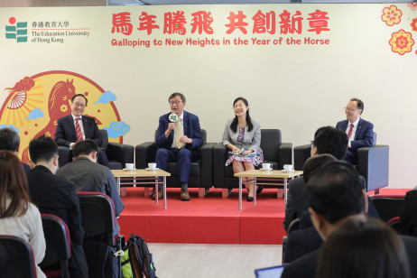 教大校長李子建教授（左二）、副校長（學術）鄭美紅教授（左三）、副校長（研究與發展）陳智軒教授（左一）、及副校長（行政）方永豪博士（右）積極回應記者提問