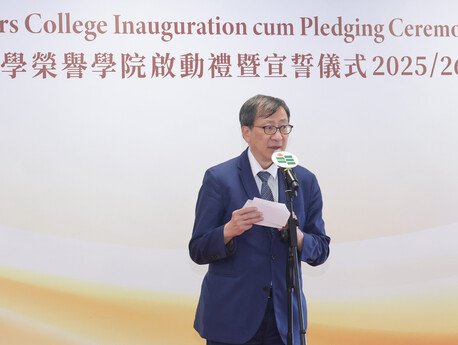 李子建教授提醒學生們學袍象徵著「一份承諾 - 以目標學習、以誠信領導、以身作則啟發他人」