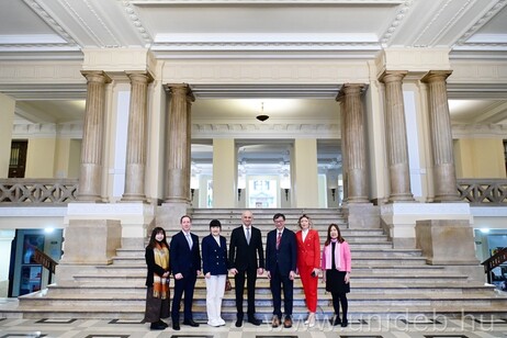 與匈牙利德布勒森大學副校長及代表合照