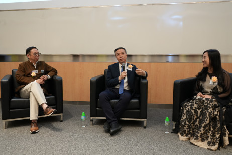 教大助理副校长（区域拓展）李辉教授（左一）及第十四届港区全国人大代表、全国港澳研究会副会长凌友诗博士（右一），与康震教授对谈